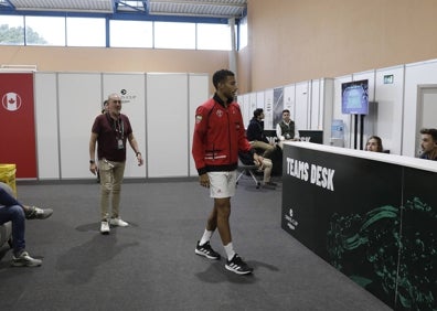 Imagen secundaria 1 - Arriba, dos profesionales, delante de un ecógrafo y la camilla donde se hacen pruebas diagnósticas; sobre estas líneas, el líder canadiense Felix Auger-Aliassime, en la zona de 'boxes' privados de los equipos y, a la derecha, una de las dos bañeras instaladas en una de las salas del recinto para el tratamiento de crioterapia. 