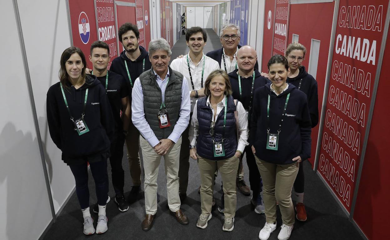 Los médicos, fisioterapeutas y ayudantes del grupo que trabaja para el torneo y la Federación Española de Tenis, con Ángel Ruiz Cotorro (en la primera fila) al frente. 