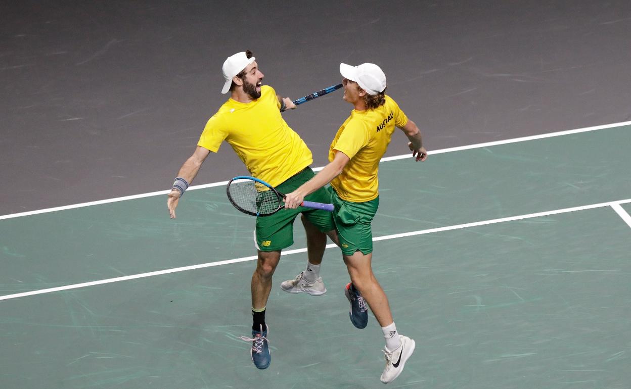 Jordan Thompson y Max Purcell celebran con un salto el pase a la final de la Copa Davis de Australia logrado con una pareja de dobles casi inédita. 