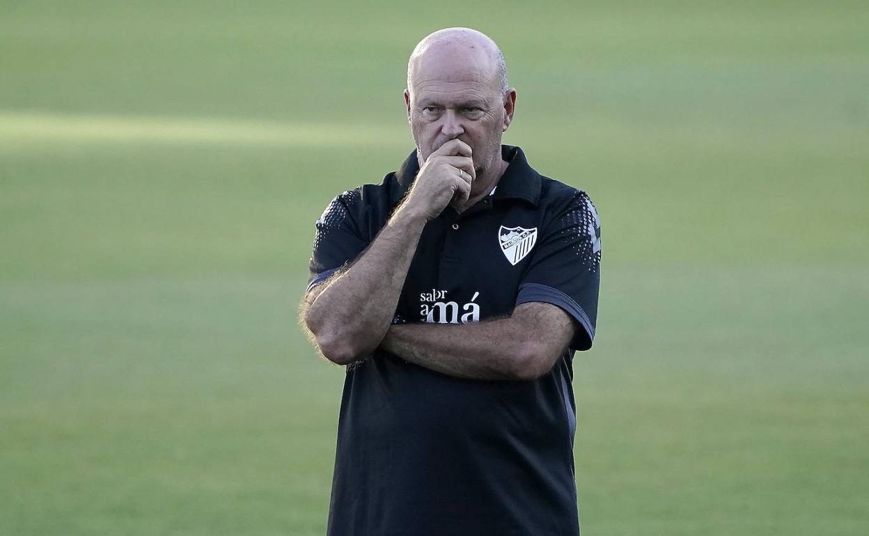 El entrenador del Málaga, Pepe Mel, pensativo durante un entrenamiento.