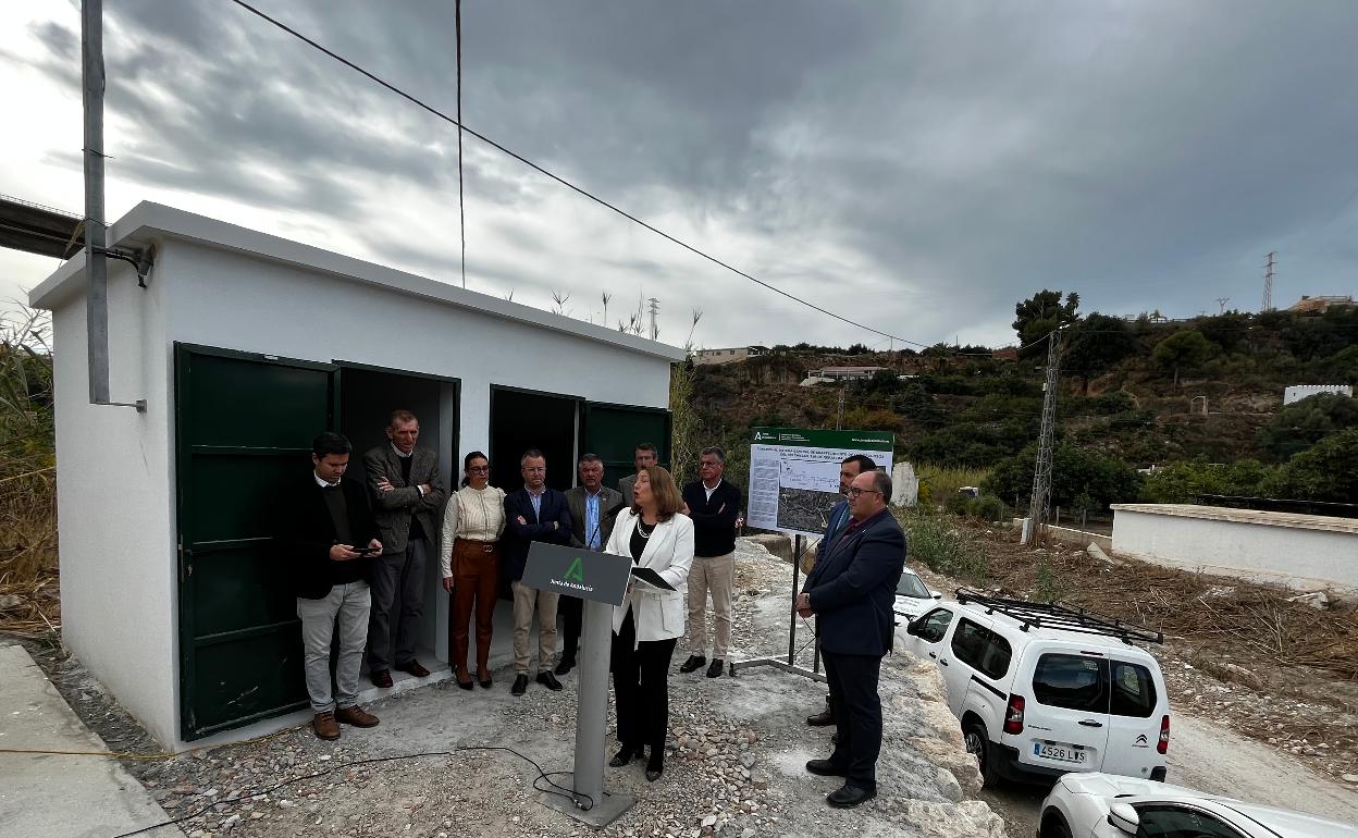 La consejera de Agua, Carmen Crespo, con técnicos y autoridades, este viernes en el río Chíllar de Nerja. 