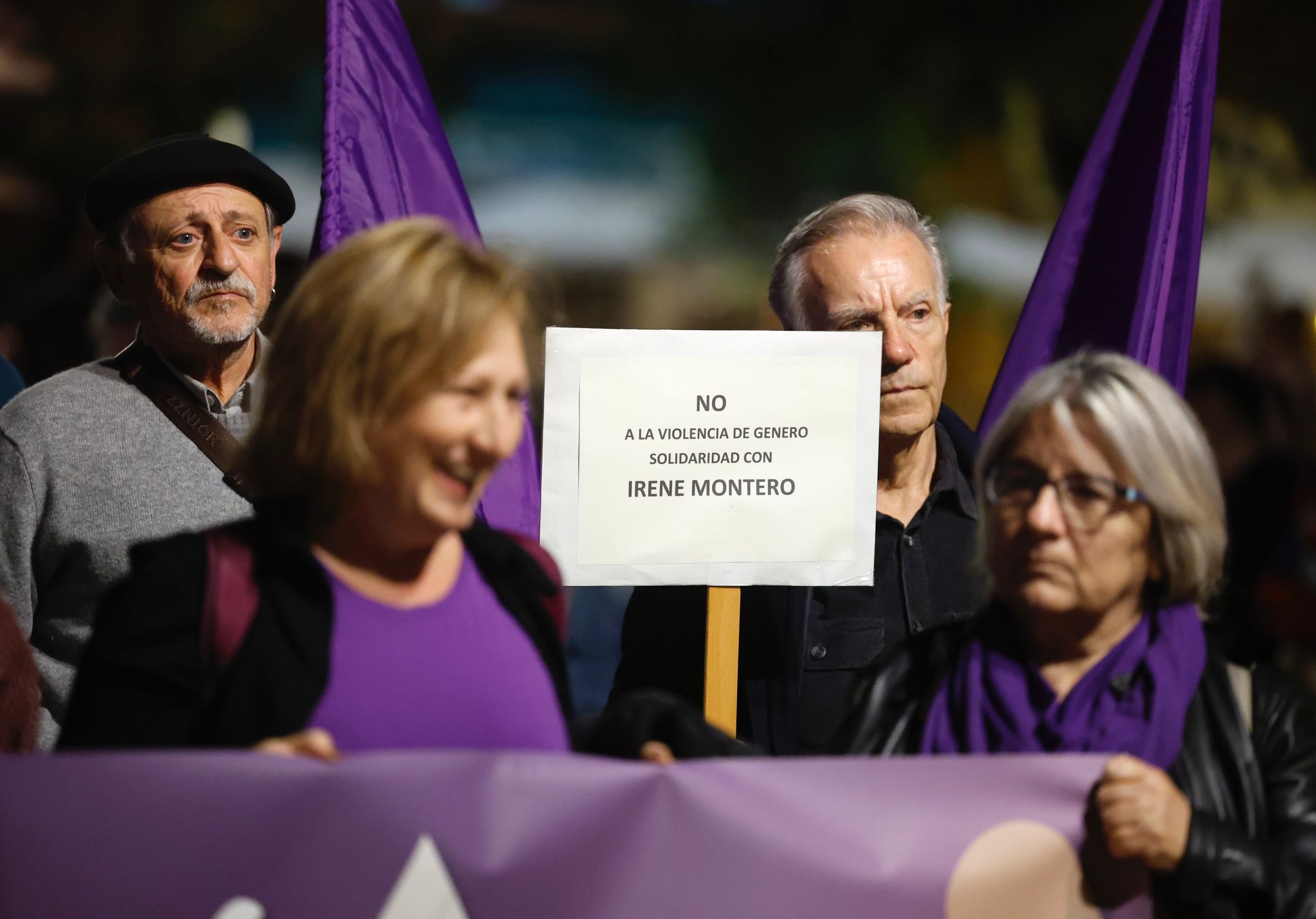 La manifestación para exigir la erradicación de esta lacra, que en lo que va de año ya se ha cobrado la vida de 38 mujeres en España, tres de ellas en la provincia de Málaga, ha arrancado desde una abarrotada plaza de la Merced en protesta contra una realidad que cobra múltiples formas y que sigue asesinado.