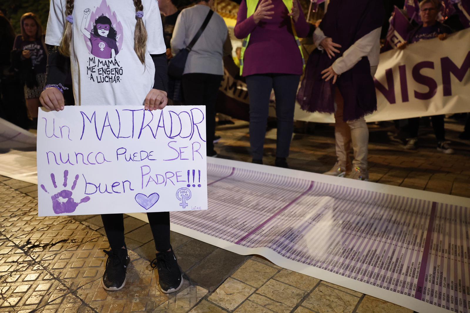 La manifestación para exigir la erradicación de esta lacra, que en lo que va de año ya se ha cobrado la vida de 38 mujeres en España, tres de ellas en la provincia de Málaga, ha arrancado desde una abarrotada plaza de la Merced en protesta contra una realidad que cobra múltiples formas y que sigue asesinado.