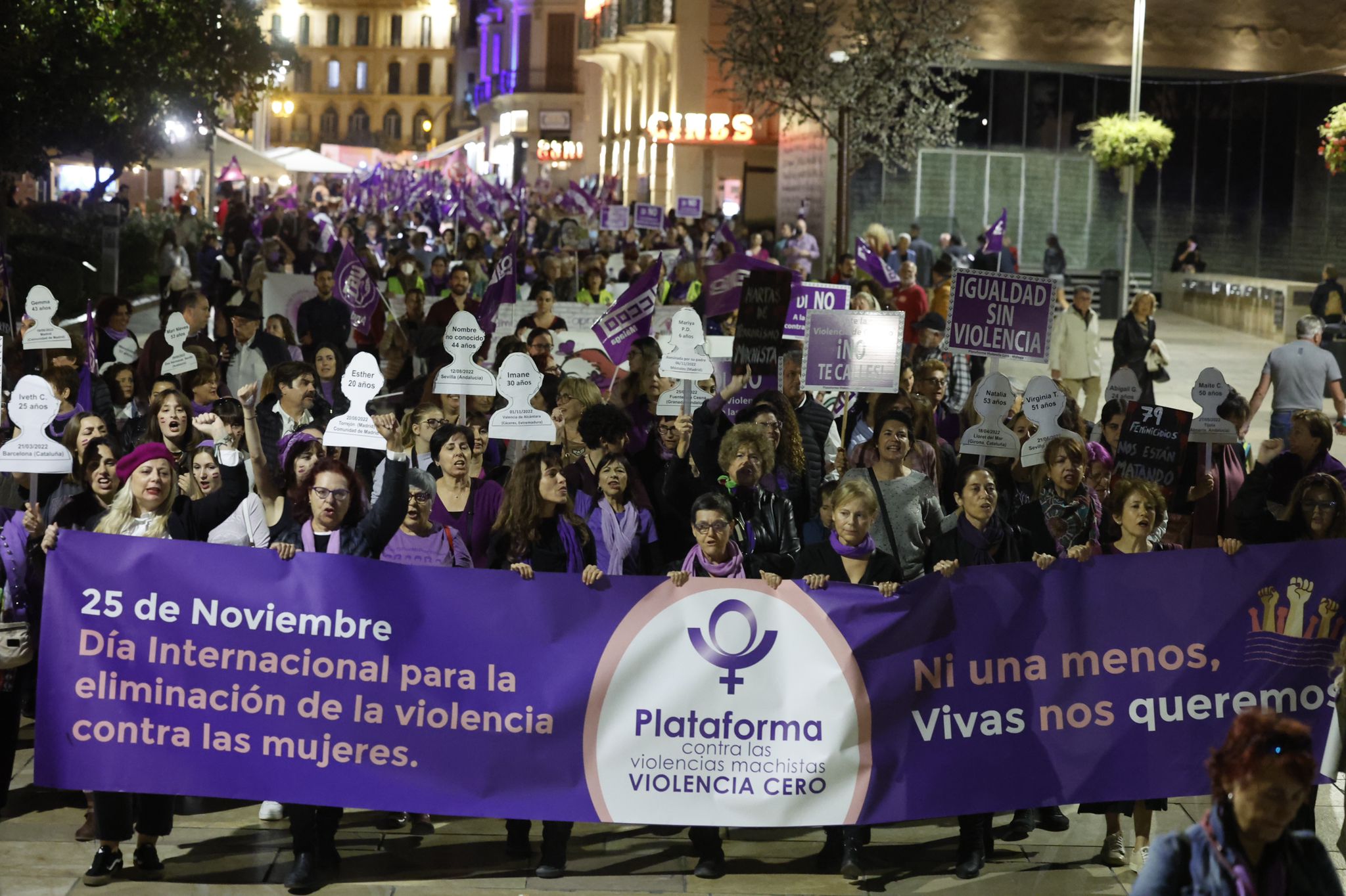 La manifestación para exigir la erradicación de esta lacra, que en lo que va de año ya se ha cobrado la vida de 38 mujeres en España, tres de ellas en la provincia de Málaga, ha arrancado desde una abarrotada plaza de la Merced en protesta contra una realidad que cobra múltiples formas y que sigue asesinado.