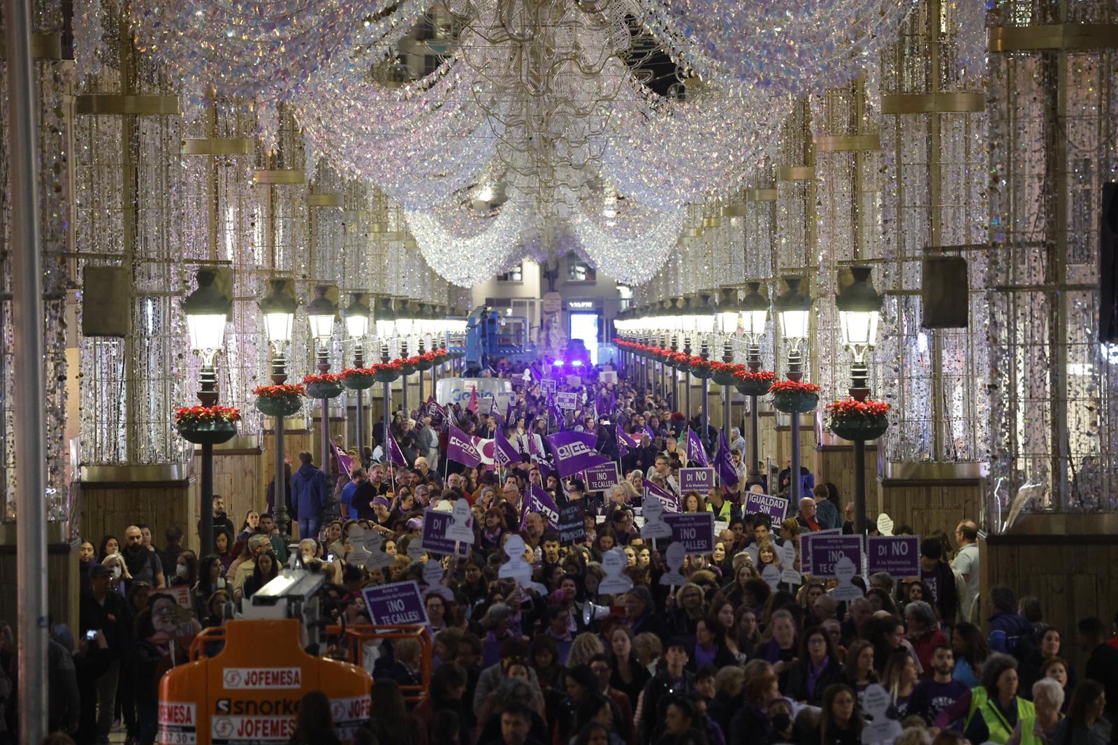 La manifestación para exigir la erradicación de esta lacra, que en lo que va de año ya se ha cobrado la vida de 38 mujeres en España, tres de ellas en la provincia de Málaga, ha arrancado desde una abarrotada plaza de la Merced en protesta contra una realidad que cobra múltiples formas y que sigue asesinado.