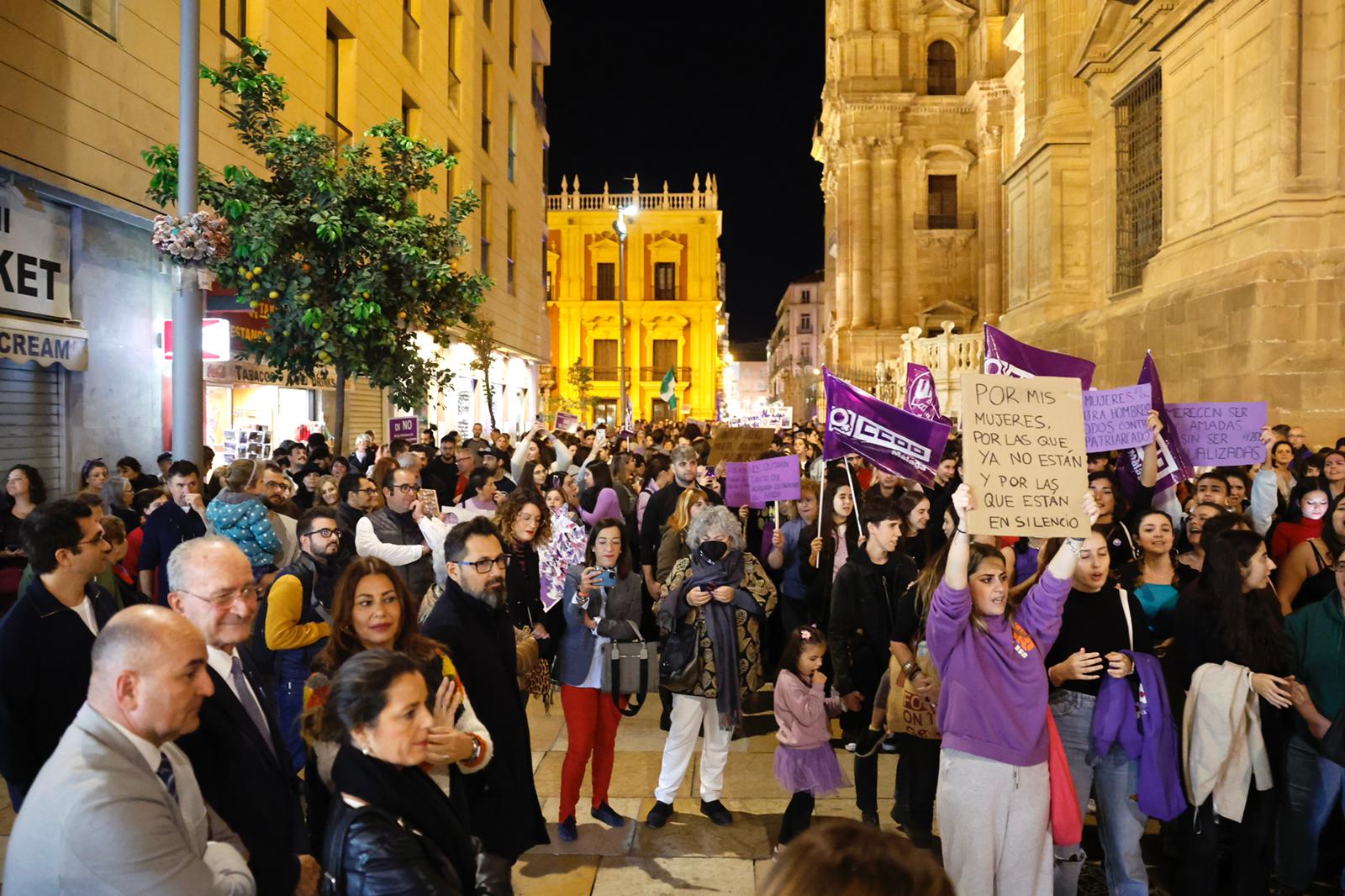 La manifestación para exigir la erradicación de esta lacra, que en lo que va de año ya se ha cobrado la vida de 38 mujeres en España, tres de ellas en la provincia de Málaga, ha arrancado desde una abarrotada plaza de la Merced en protesta contra una realidad que cobra múltiples formas y que sigue asesinado.