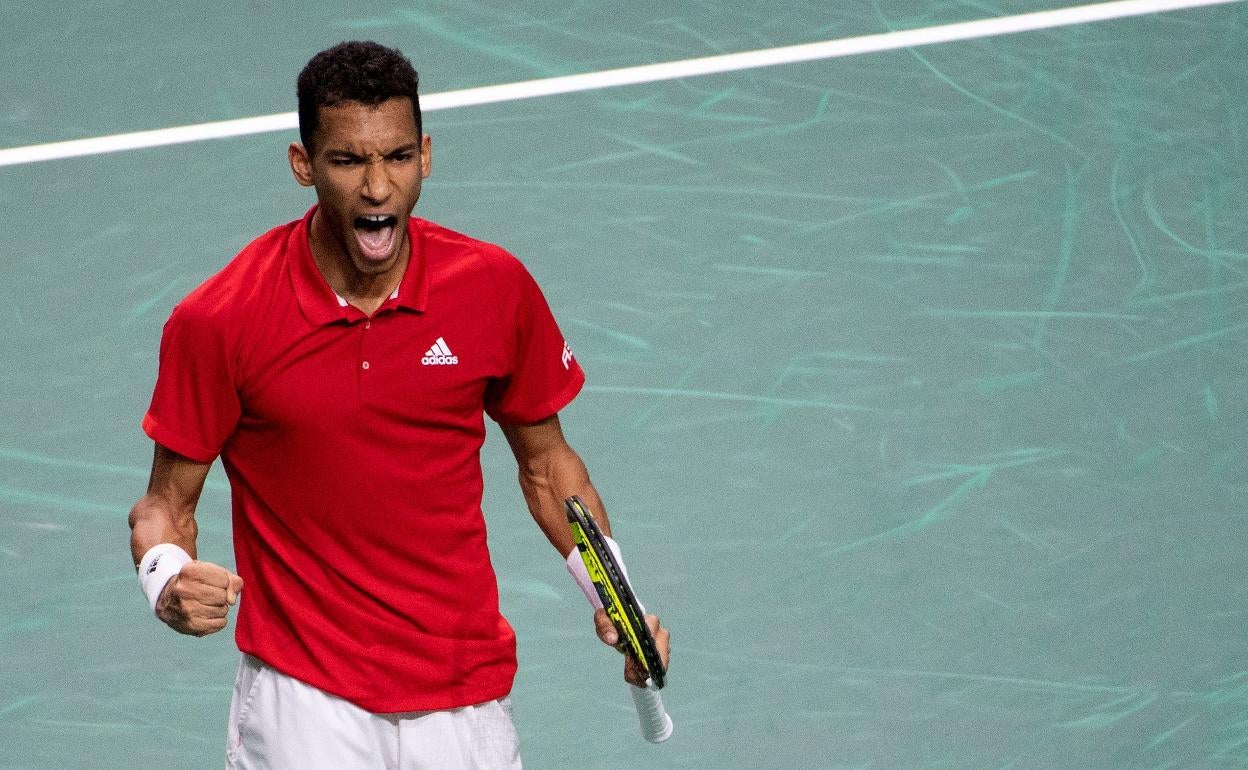 El gesto triunfal del canadiense Felix Auger-Aliassime tras empatar la serie de semifinales ante Italia. 