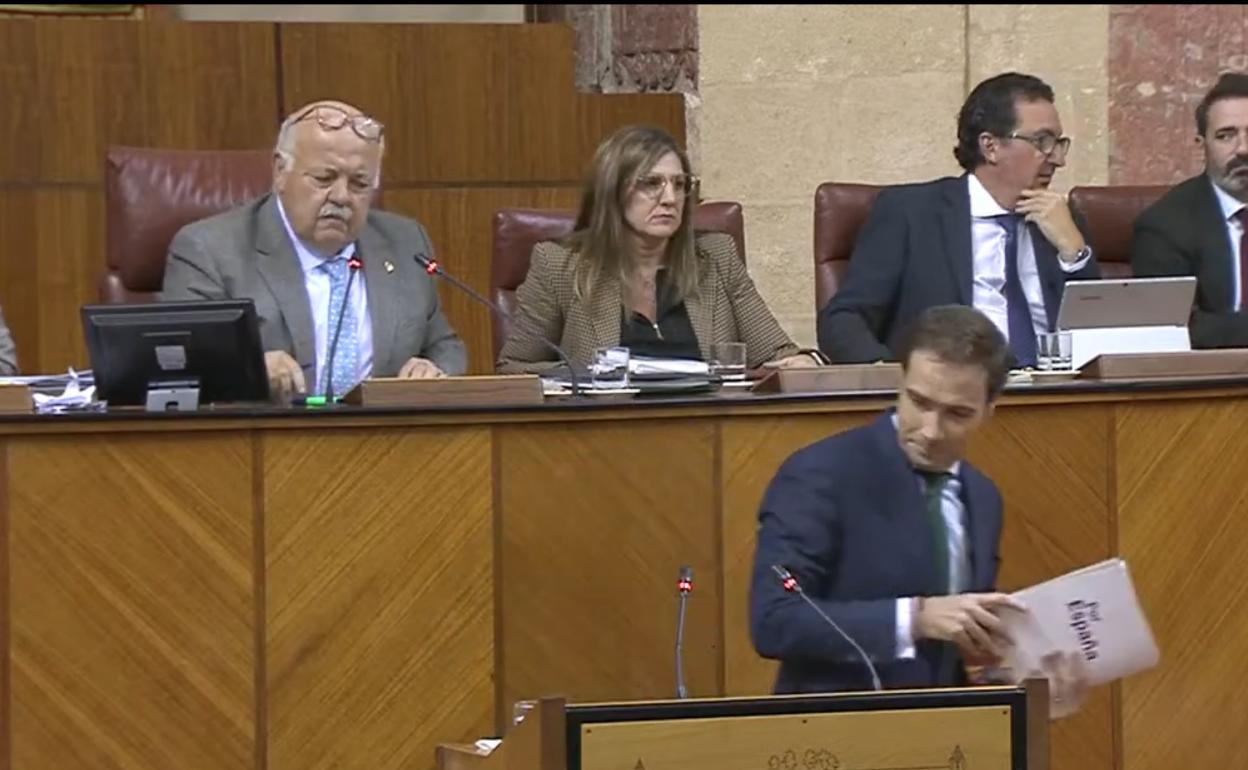 Javier Aguirre expulsa del atril al diputado de Vox Javier Cortés.