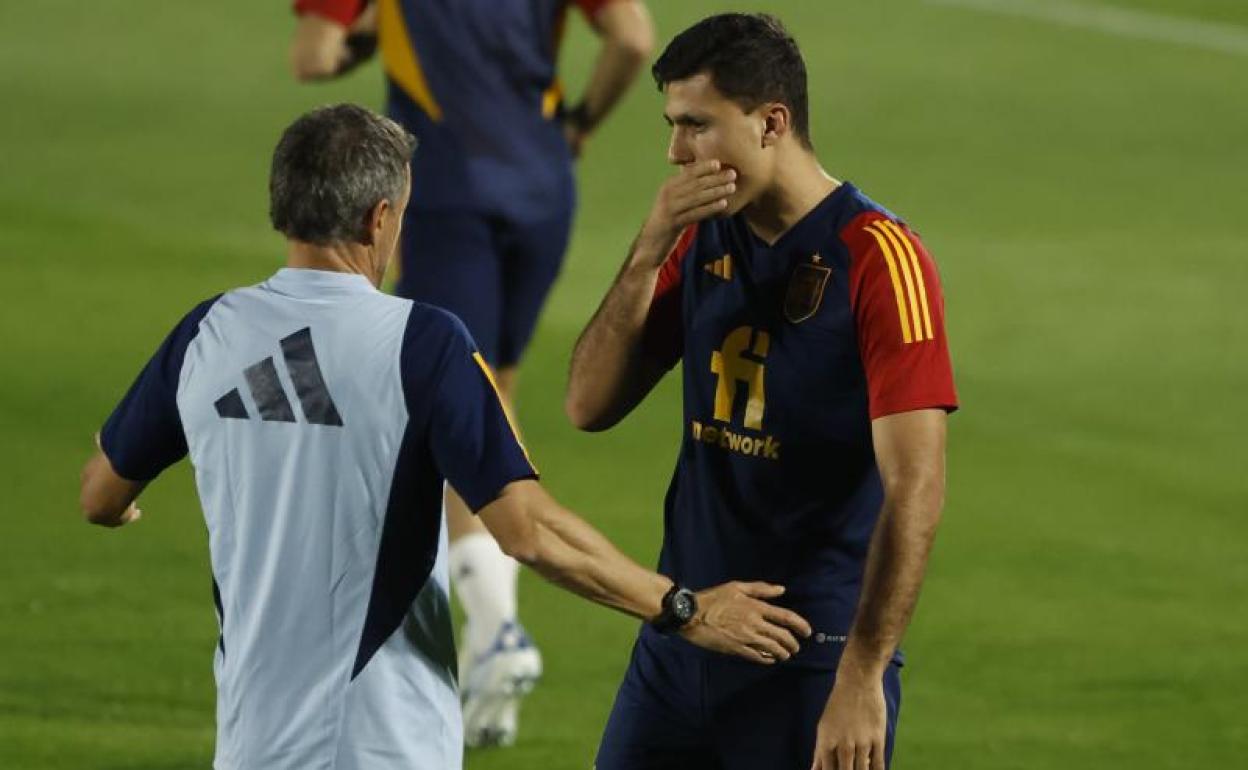 Rodrigo Hernández (d) habla con Luis Enrique durante un entrenamiento. 