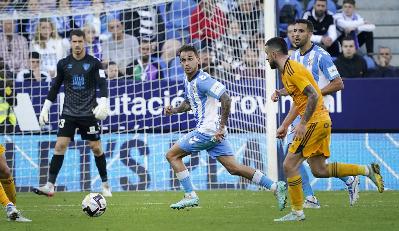 Un gol en propia meta de la Ponferradina bastó para vencer en un partido en el que el equipo mostró más energía y sentido colectivo en la última media hora