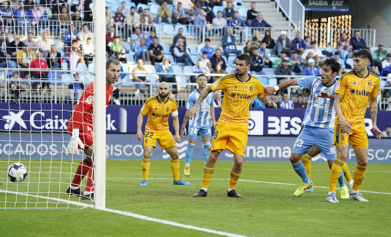 Un gol en propia meta de la Ponferradina bastó para vencer en un partido en el que el equipo mostró más energía y sentido colectivo en la última media hora