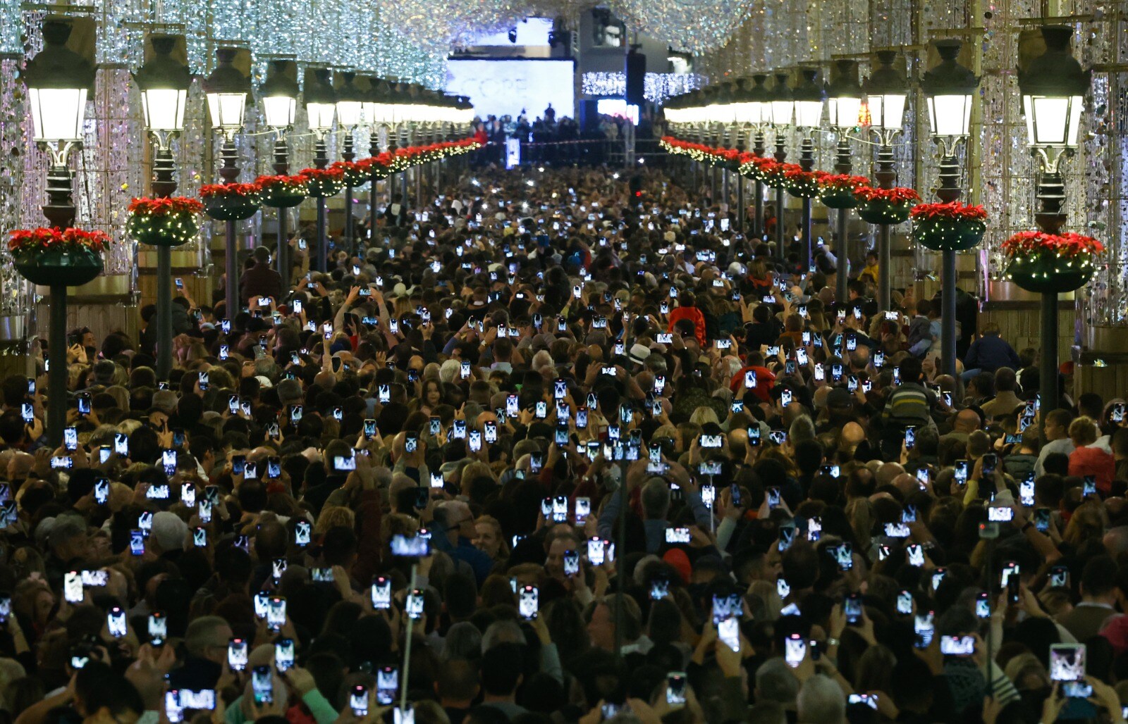 La calle Larios estrena un nuevo alumbrado, inaugurado por la malagueña Vanesa Martín