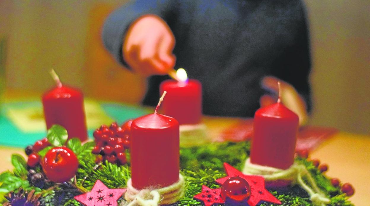 Imagen de una corona de Adviento, el tiempo litúrgico en el que este domingo entra la iglesia católica. 