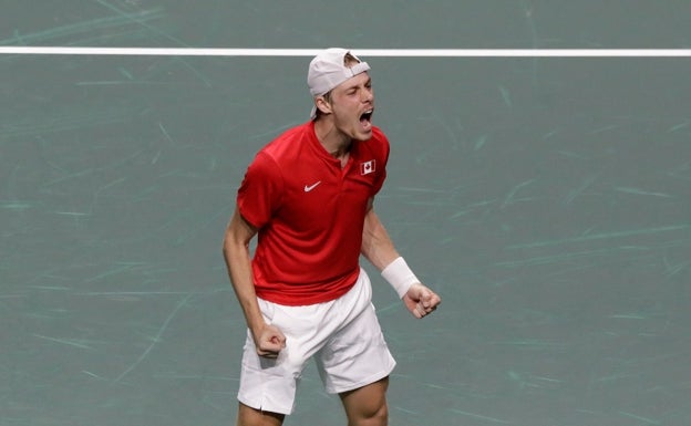 El gesto de rabia de Shapovalov celebrando la victoria en la pista. 