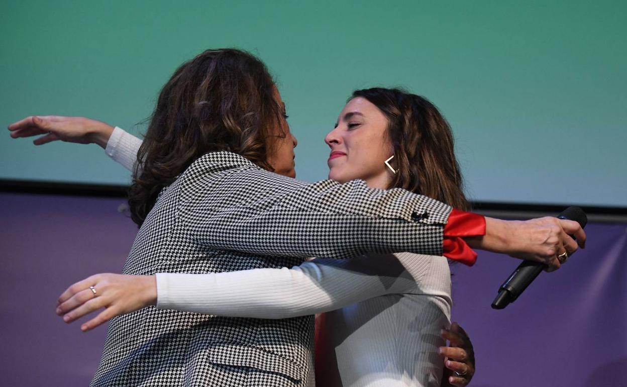 Irene Montero recibe el abrazo en el acto de apoyo de ayer de la histórica militante trans Carla Antonelli, que se ha dado de baja del PSOE. 