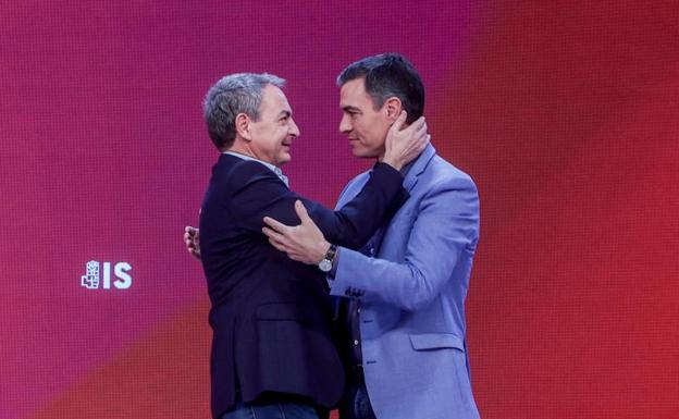 Zapatero y Sánchez se abrazan durante la clausura del congreso de la Internacional Socialista.
