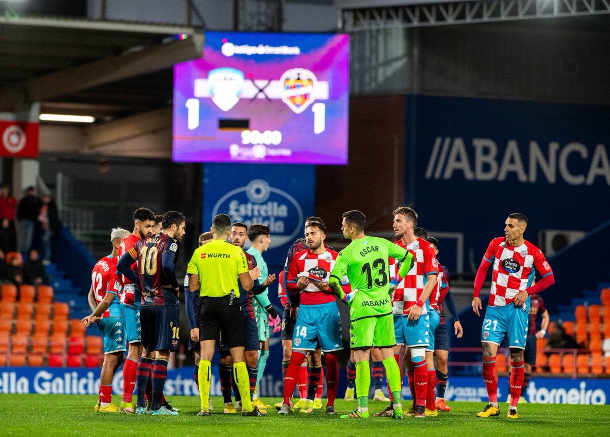 Imagen del final del partido Lugo 1-1 Levante en el estadio Anxo Carro. 