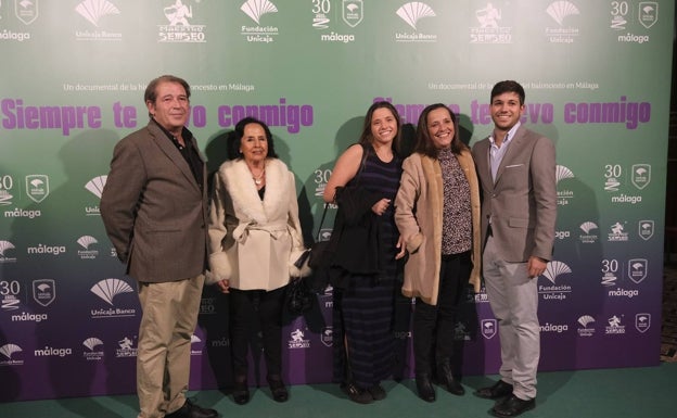 Nacho Rodríguez-Vergara, productor, y José Rodríguez-Vergara, director, junto a su familia. 