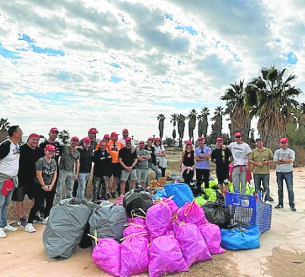 100 voluntarios limpian la playa de la desembocadura del Guadalhorce