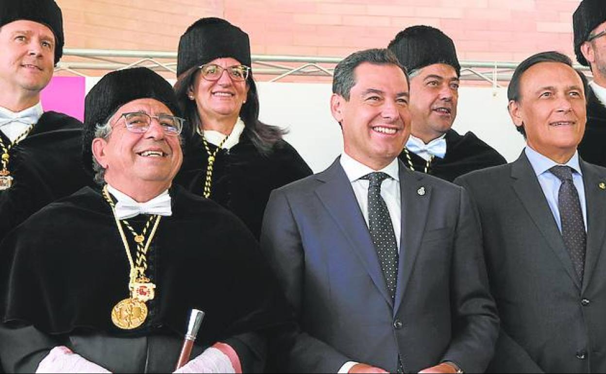 El rector, José Ángel Narváez, con el presidente andaluz y el consejero de Universidades, José Carlos Villamandos, durante la inauguración del curso académico en la UMA. 
