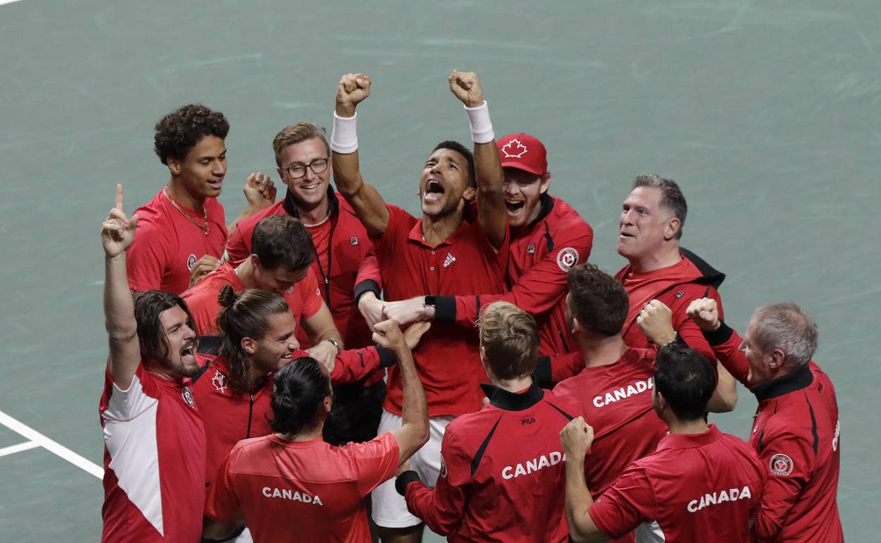 Todo el equipo de Canadá, con su gran estrella, Auger-Aliassime, en el centro, celebra un éxito histórico en Málaga. 