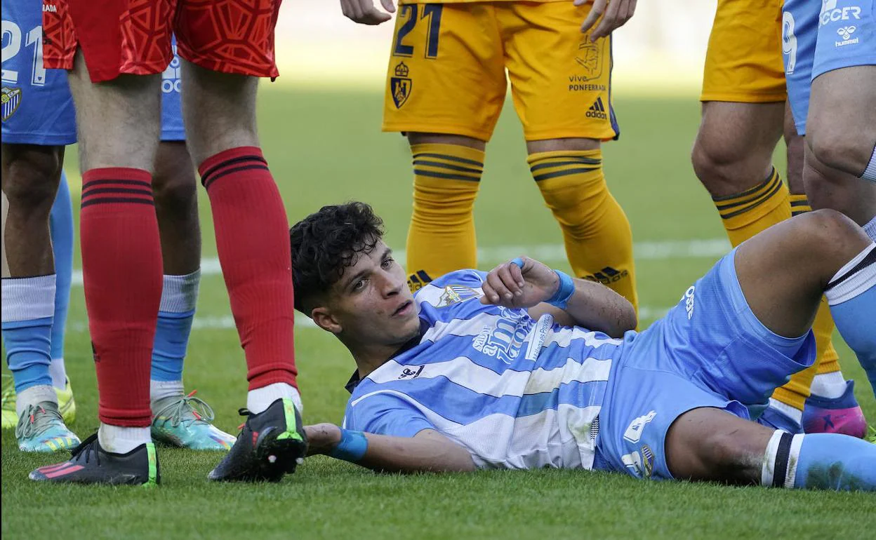Haitam, en el suelo tras provocar un penalti a favor del Málaga contra la Ponferradina, poco antes de lesionarse de gravedad. 
