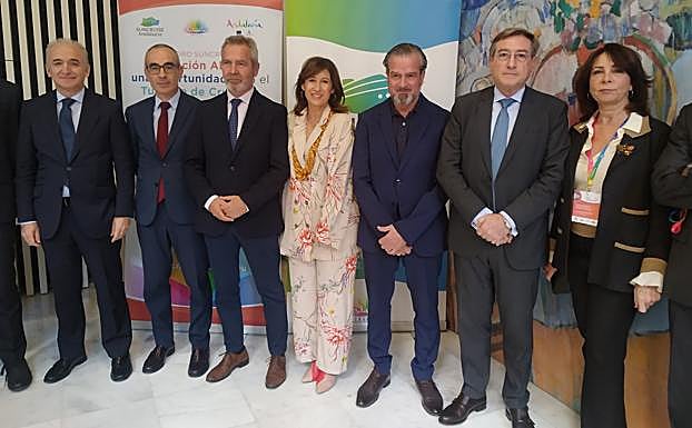 Responsables de administraciones, antes de comenzar el foro sobre innovación en el turismo de cruceros. 