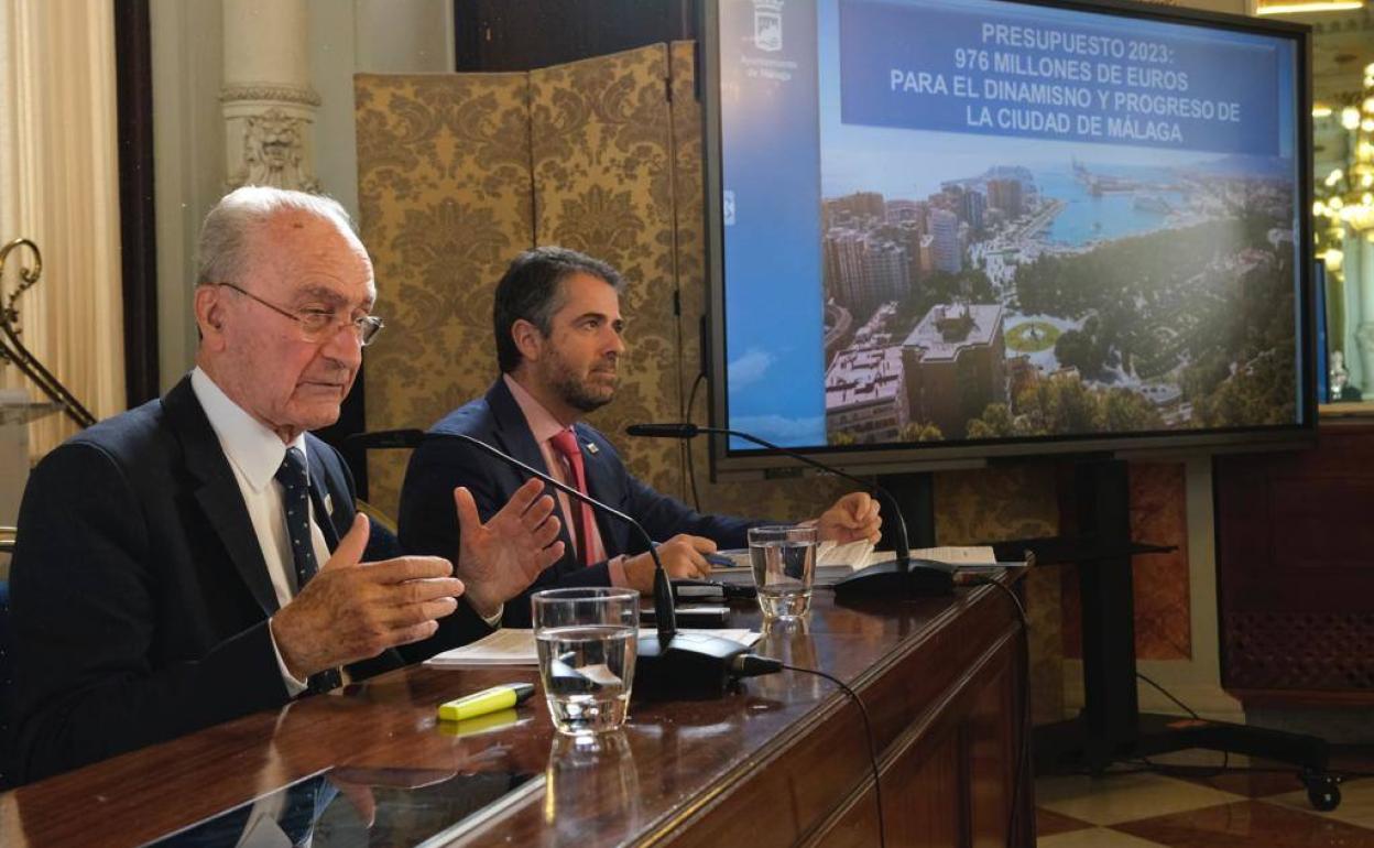 Francisco de la Torre y Carlos Conde, durante la presentación de los presupuestos 2023 para el Ayuntamiento de Málaga. 