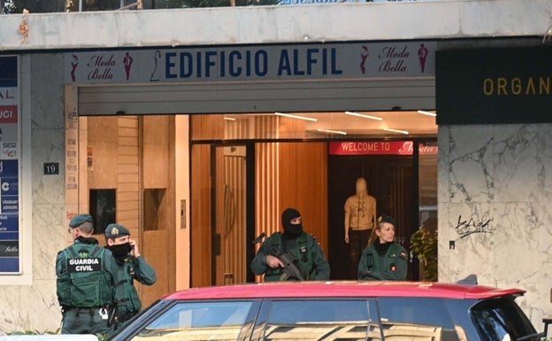 La Guardia Civil custodia el Edificio Alfil de Marbella mientras los agentes registran un despacho de abogados. 