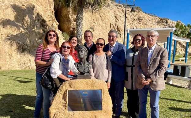 Inauguración de la escultura en homenaje a los sanitarios, este martes en La Cala del Moral. 