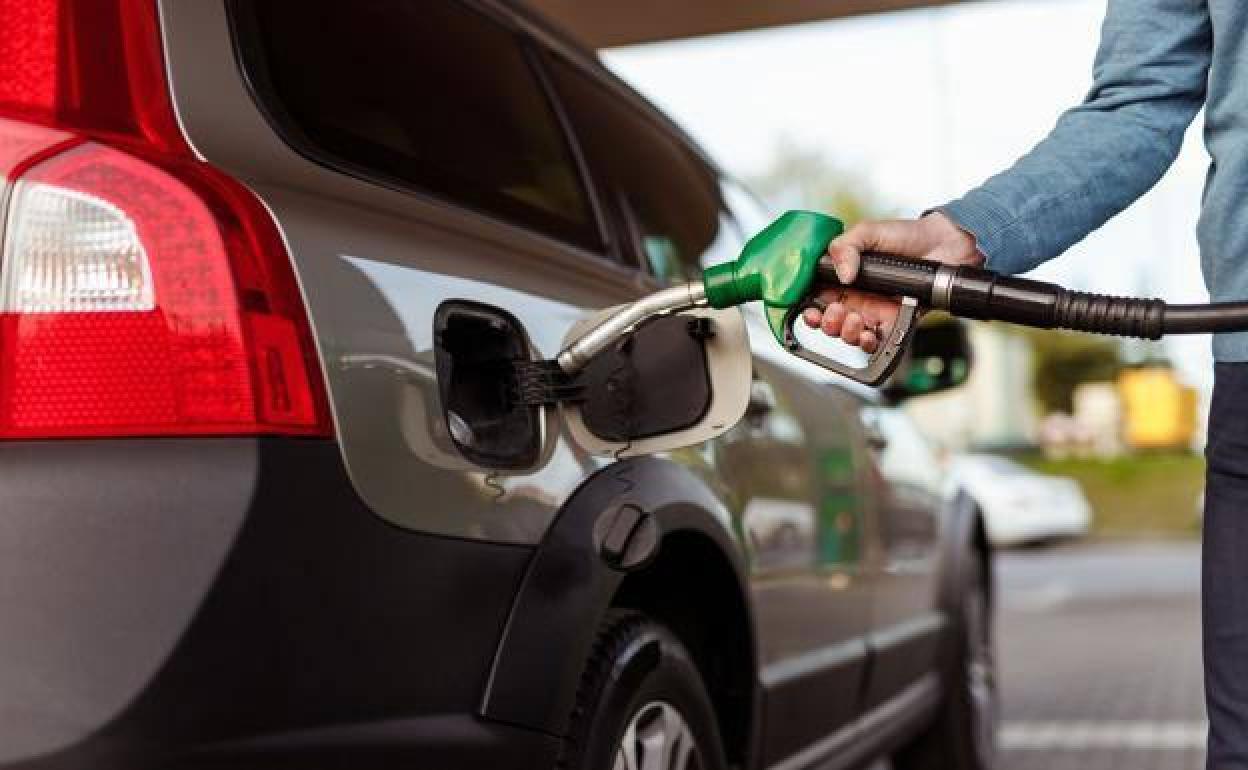 El precio de la gasolina da un respiro y cae tras dos semanas de subida en Málaga