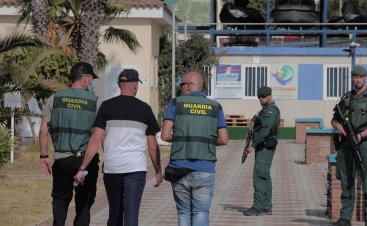 Interior equipa con 125 cascos y máscaras antigás a los guardias que vigilan el perímetro fronterizo de Ceuta