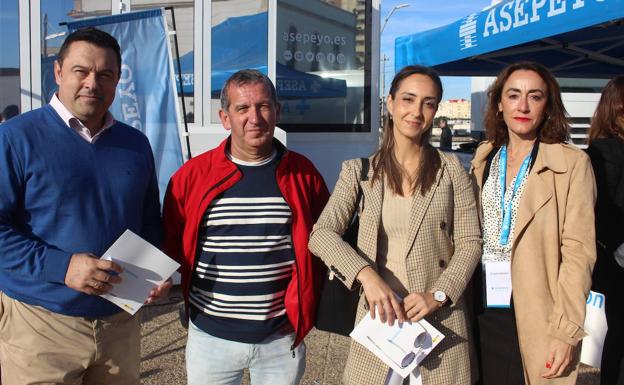 Imagen principal - Diego Canal, Manuel García, Mari Ángeles Campos e Isabel Carmona. Jonathan Baum, en segundo término con la directora del colegio El Limonar, Inmaculada Eguía, y los alumnos. Juan Manuel Parejo y Antonio Agüera. 