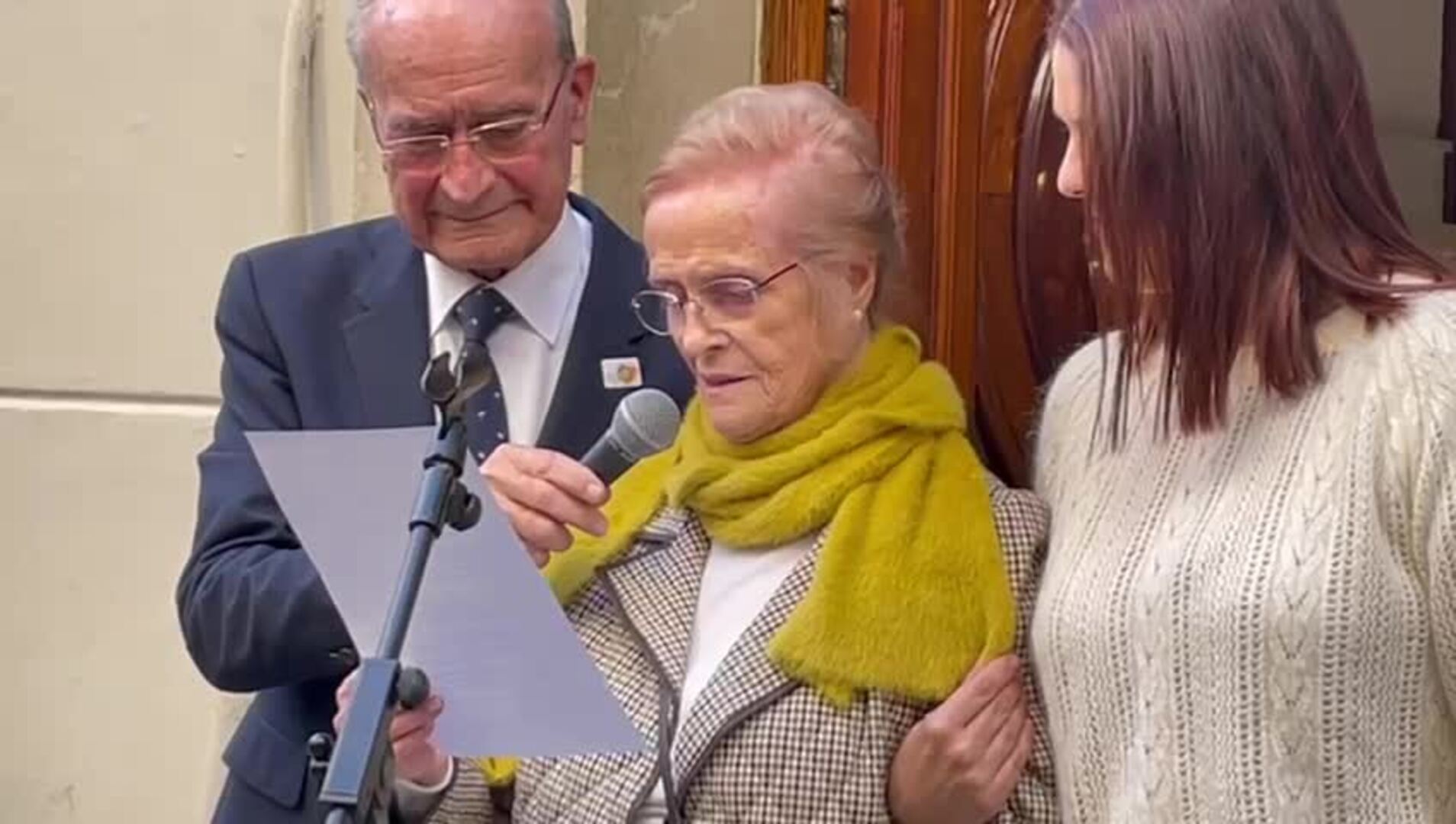 María Victoria Atencia regresa a la casa de su infancia en Málaga en su 91 cumpleaños