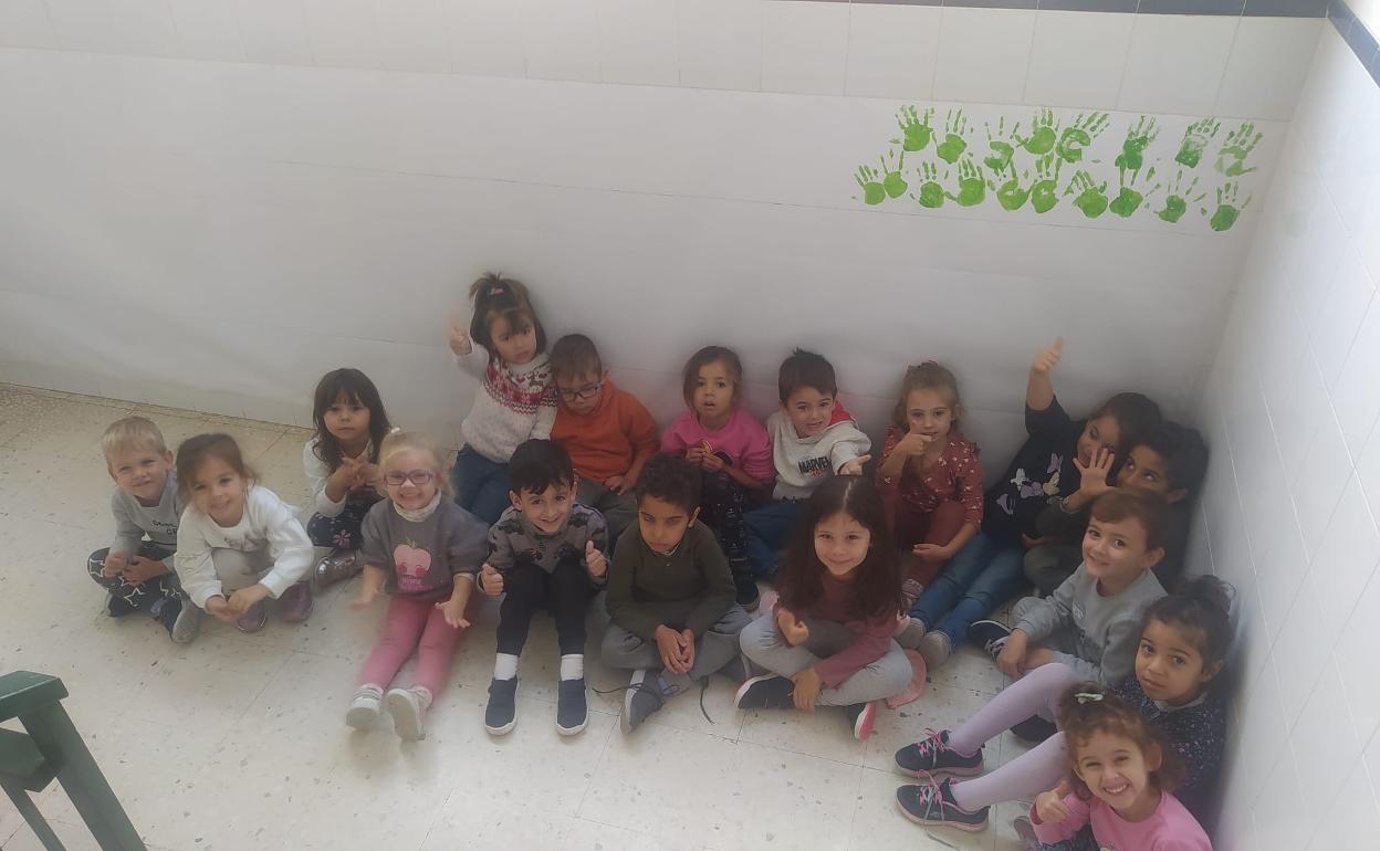 Los pequeños del CEIP Andalucía de Fuengirola pintan con sus manos de verde la bandera de Andalucía. 