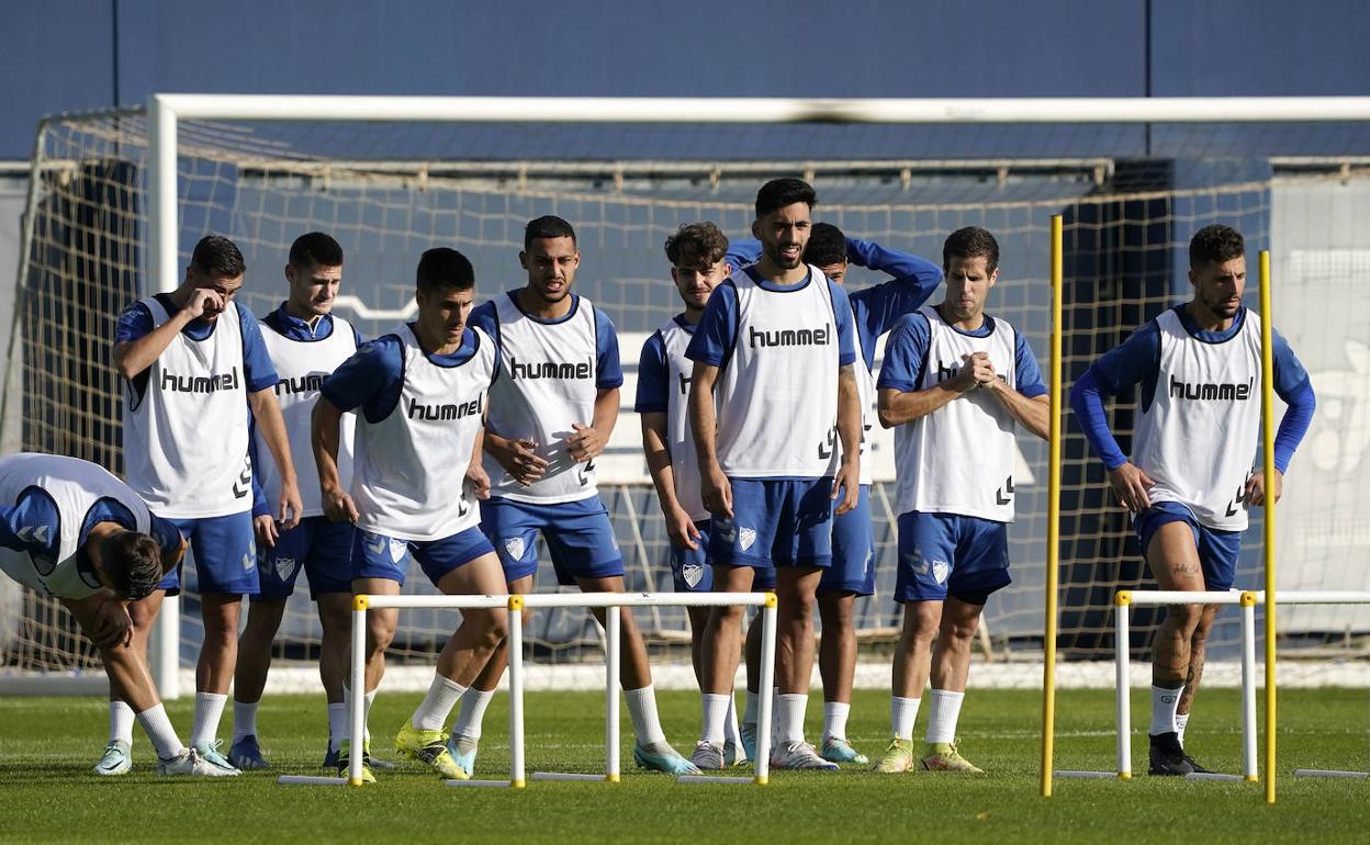 Los jugadores del Málaga durante el entrenamiento de ayer. 