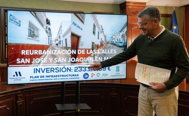 El alcalde nerjeño, José Alberto Armijo, en la presentación del proyecto de reforma de las dos calles de Maro. 