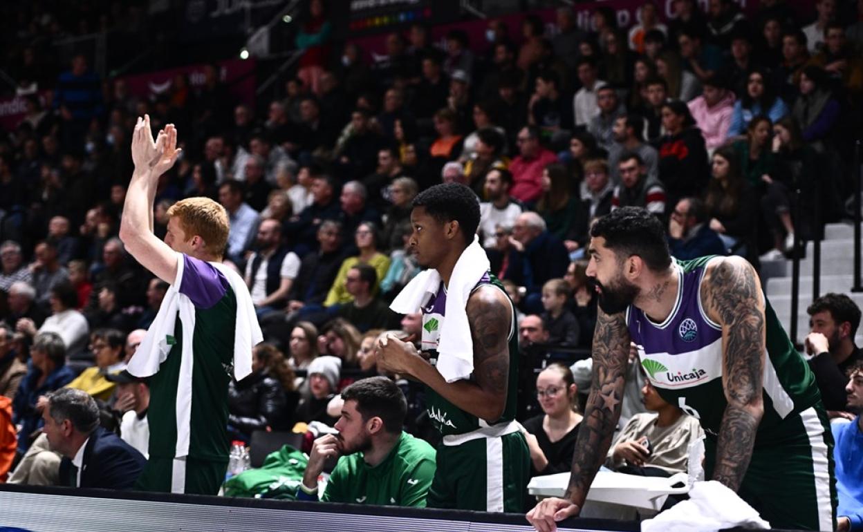 El banquillo del Unicaja celebra una canasta en el choque ante el Dijon. 