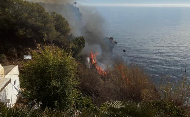 Imágenes de las llamas en los acantilados de Nerja.