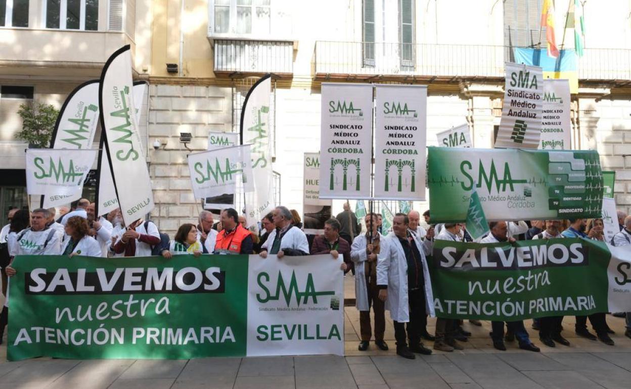 Un momento de la concentración de médicos realizada ante la sede de la Junta en Málaga. 