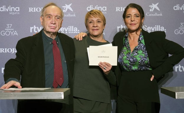 El presidente de la Academia, Fernando Méndez-Leite, junto a Blanca Portillo y Nora Navas, tras la lectura de nominados. 