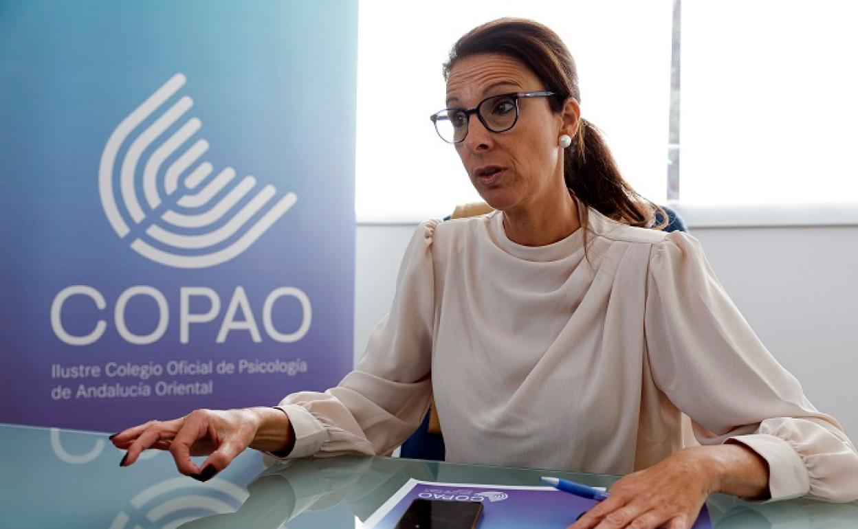 Mariela Checa atiende a SUR en la sede del Colegio de Psicología de Andalucía Oriental, en el barrio de Teatinos. 