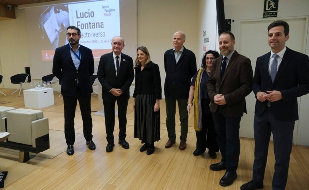Imagen principal - Representantes institucionales, organizadores miembros del Pompidou y comisario; abajo, detalles de la exposición.
