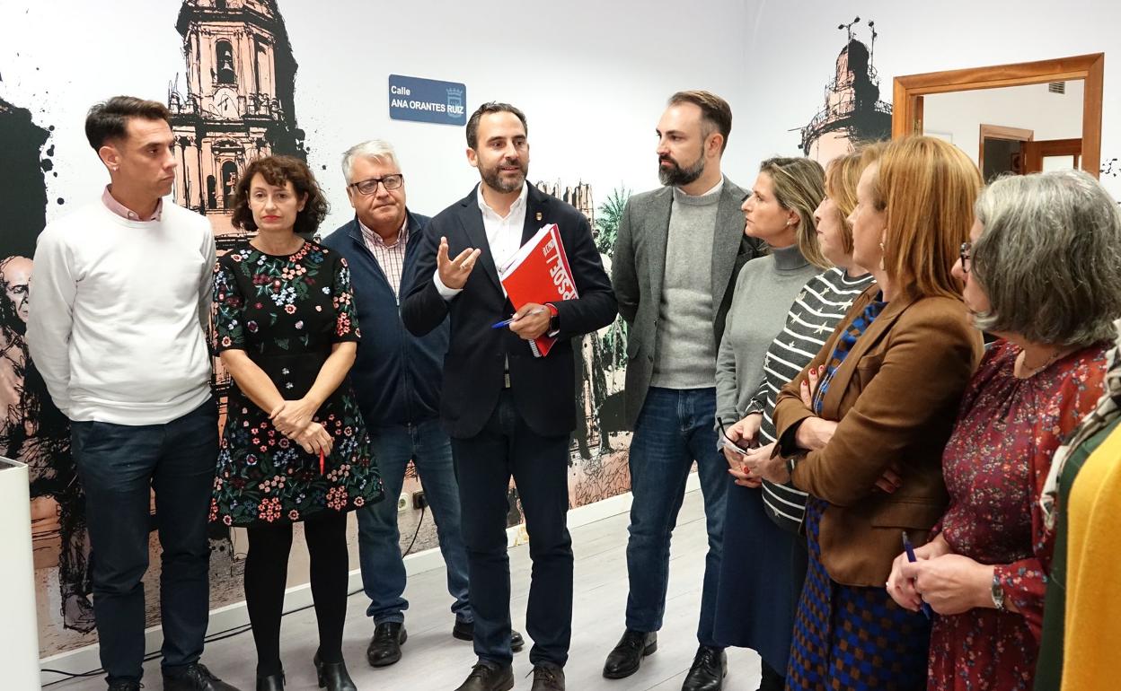 El portavoz socialista, Dani Pérez, junto a sus ediles, en el grupo municipal del Ayuntamiento de Málaga, ayer.