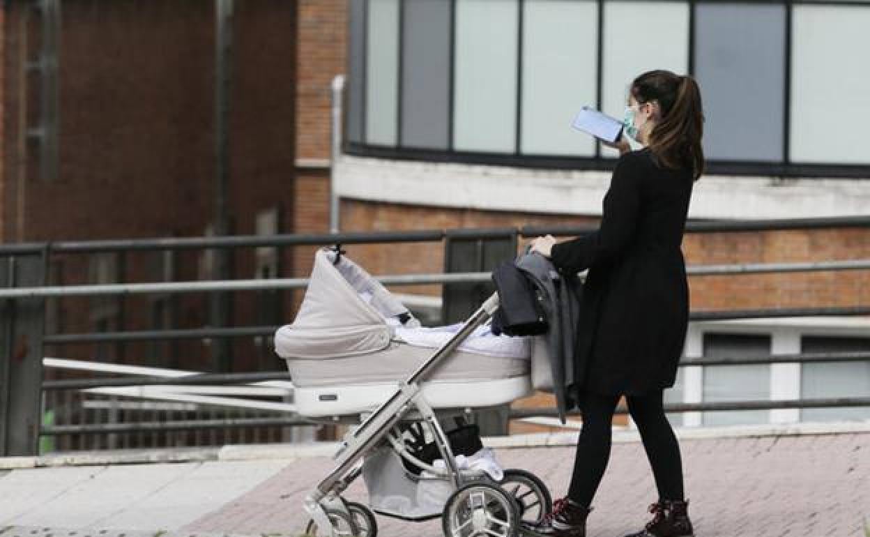 Las mujeres que pidan el subsidio para mayores de 52 años sumarán 112 días de cotización por hijo si estaban en paro al ser madres