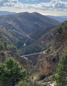 Imagen secundaria 2 - Arriba y a abajo a la izquierda, dos imágenes del puente colgante de la costa granadina, y a la izquierda, otra vista del de la Axarquía. 