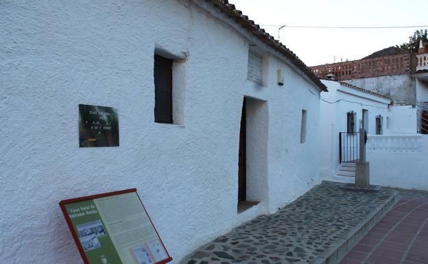 La casa en la que vivió su infancia y juventud Salvador Rueda está en la entrada de Benaque.