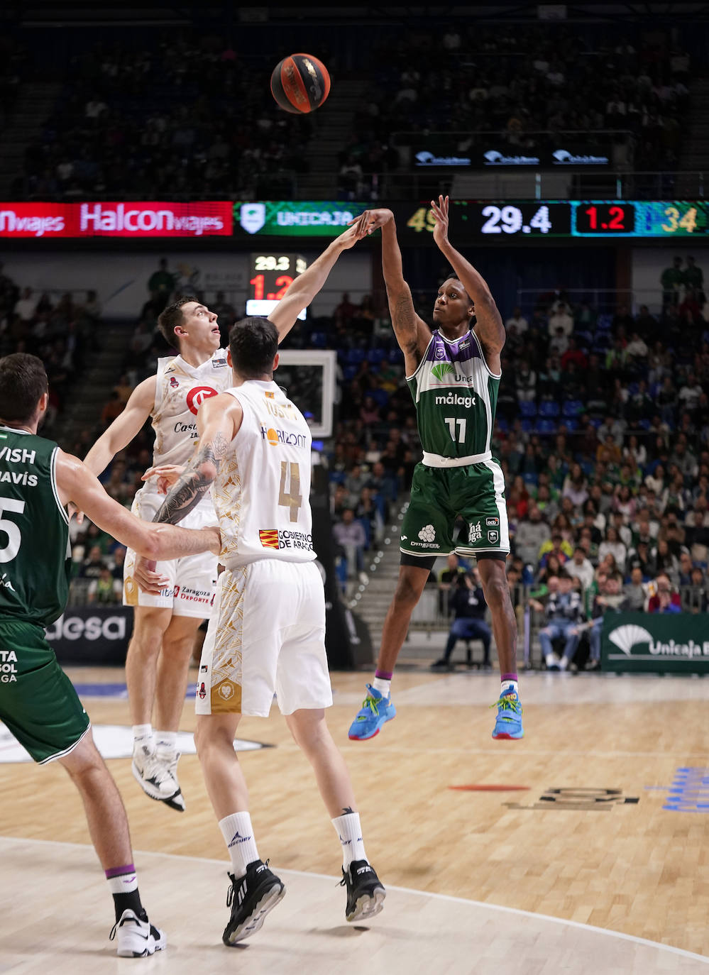 El Unicaja se exhibe ante el Zaragoza (104-78). 