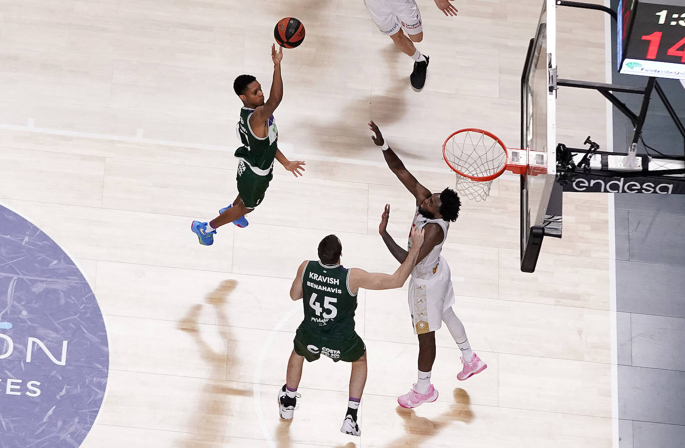 El Unicaja se exhibe ante el Zaragoza (104-78). 