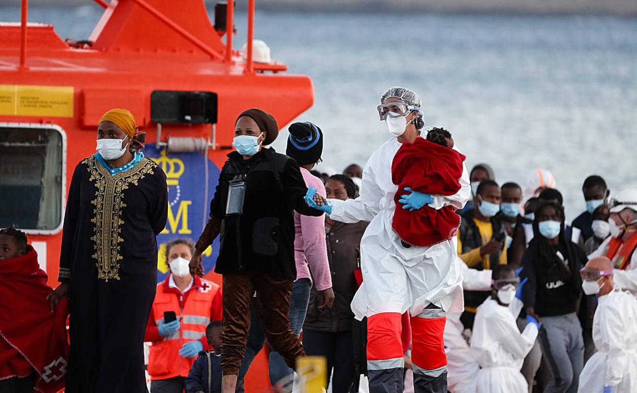 Un grupo de inmigrantes desembarca en 2021 en Fuerteventura. 